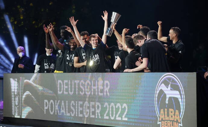 Pokalsieger Alba Berlin Mannschaft feiert Basketball BBL Pokal Top Four Herren Finale Saison 2021 2022 20.02.2022 Alba Berlin vs. HAKRO Merlins Crailsheim