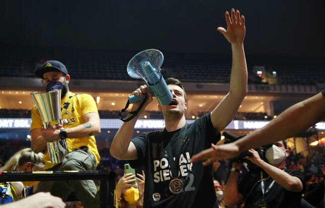 Pokalsieger Jonas Mattissek feiert mit den Fans Basketball BBL Pokal Top Four Herren Finale Saison 2021 2022 20.02.2022 Alba Berlin vs. HAKRO Merlins Crailsheim