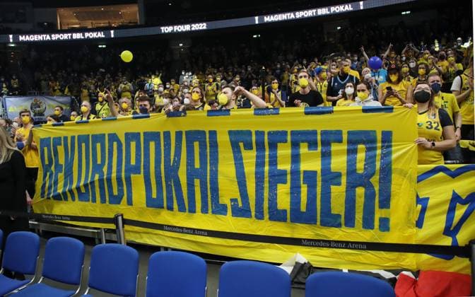 Alba Fans feiern ihre Mannschaft Rekordpokalsieger Basketball BBL Pokal Top Four Herren Finale Saison 2021 2022 20.02.2022 Alba Berlin vs. HAKRO Merlins Crailsheim