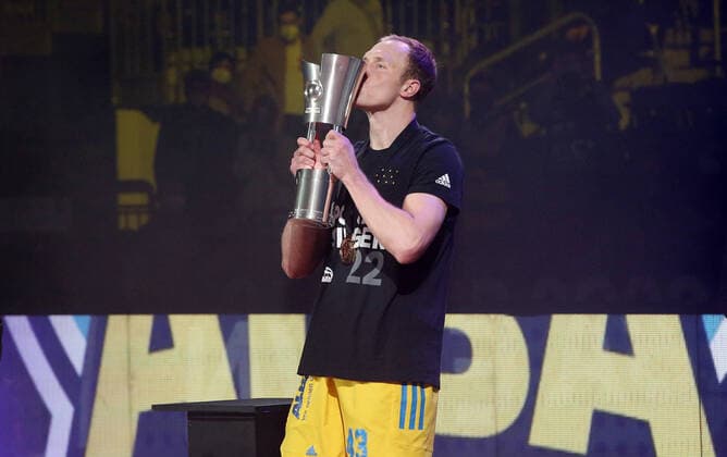 Pokalsieger Luke Sikma küsst den Pokal Basketball BBL Pokal Top Four Herren Finale Saison 2021 2022 20.02.2022 Alba Berlin vs. HAKRO Merlins Crailsheim