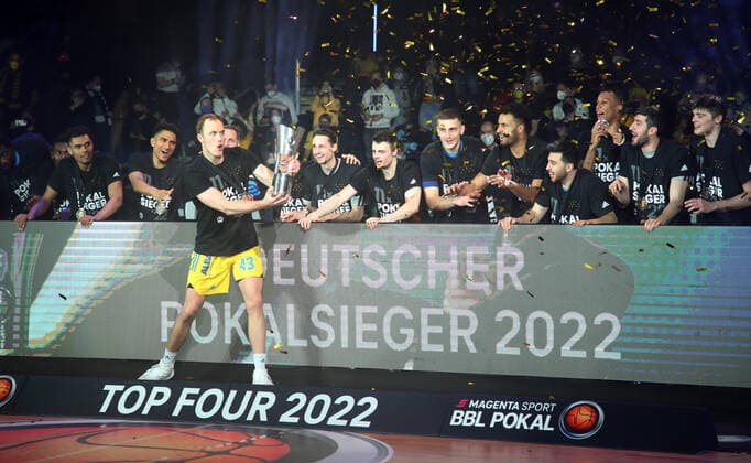 Sport Bilder des Tages Pokalsieger Alba Berlin Luke Sikma mit Pokal, Mannschaft feiert Basketball BBL Pokal Top Four Herren Finale Saison 2021 2022 20.02.2022 Alba Berlin vs. HAKRO Merlins Crailsheim