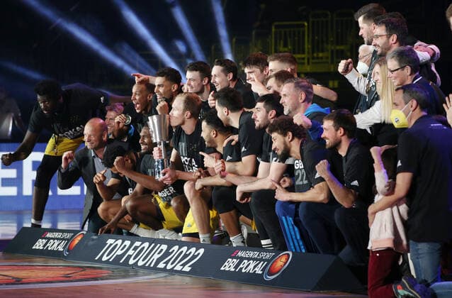 Pokalsieger Alba Berlin Mannschaft feiert Luke Sikma mit Pokal Basketball BBL Pokal Top Four Herren Finale Saison 2021 2022 20.02.2022 Alba Berlin vs. HAKRO Merlins Crailsheim