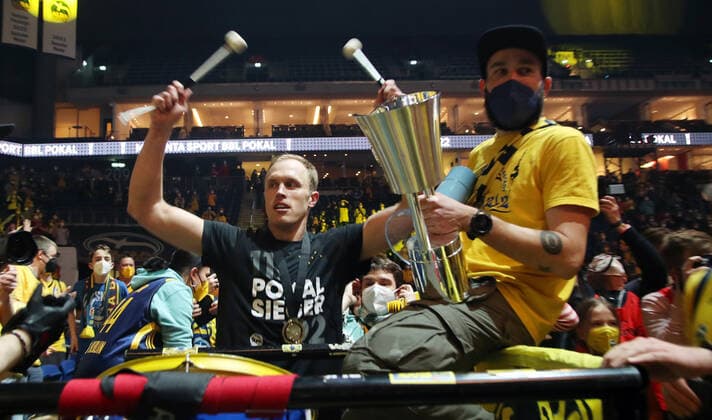 Pokalsieger Luke Sikma feiert mit den Fans Basketball BBL Pokal Top Four Herren Finale Saison 2021 2022 20.02.2022 Alba Berlin vs. HAKRO Merlins Crailsheim