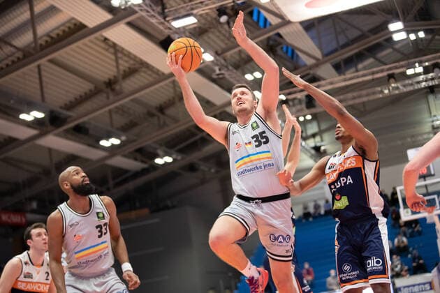BARMER 2. Basketball Bundesliga ProA Saison 2021 2022 Spieltag 26 am 20.2.22 Medipolis SC Jena vs Rostock Seawolves Mitte: Stephan Haukohl (Jena) beim Korbleger gegen Chris Carter (Rostock) Sparkassen Arena