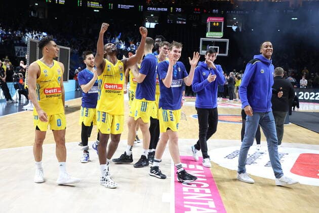 DEU, TOP4, Pokal, ALBA vs. Crailsheim, 20.02.2022, Mercedes-Benz-Arena, Berlin, DEU, TOP4, Pokal, ALBA vs. Crailsheim, im Bild Pokal-Sieger-ALBA-Spielerkreis