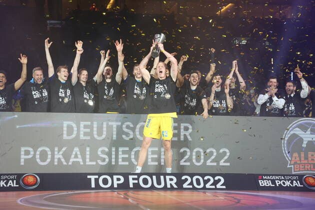 DEU, TOP4, Pokal, ALBA vs. Crailsheim, 20.02.2022, Mercedes-Benz-Arena, Berlin, DEU, TOP4, Pokal, ALBA vs. Crailsheim, im Bild Luke Sikma (ALBA Berlin 43) , mit dem Pokal, ALBA-Spielerkreis