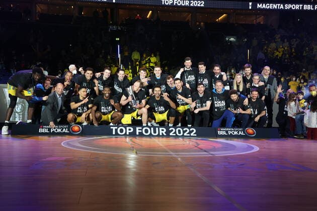 DEU, TOP4, Pokal, ALBA vs. Crailsheim, 20.02.2022, Mercedes-Benz-Arena, Berlin, DEU, TOP4, Pokal, ALBA vs. Crailsheim, im Bild Luke Sikma (ALBA Berlin 43) , mit dem Pokal, ALBA-Spielerkreis