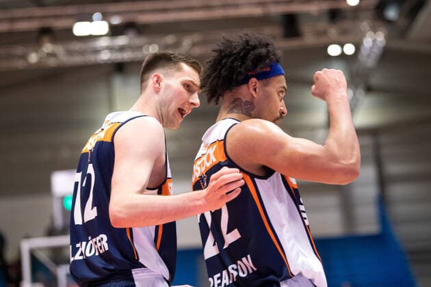 BARMER 2. Basketball Bundesliga ProA Saison 2021 2022 Spieltag 26 am 20.2.22 Medipolis SC Jena vs Rostock Seawolves Jubel nach dem Sieg in 89:85 Sieg in Jena v.li. Stefan Ilzhöfer und Nijal Eman Pearson, beide Rostock Sparkassen Arena