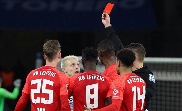 Sport Themen der Woche KW 07 Schiedsrichter Patrick Ittrich rote Karte für Santiago Ascacibar wird zurück genommen Fußball Fussball DFL Bundesliga Herren Saison 2021 2022 20.02.2022 Hertha BSC Berlin vs. Rasen Ballsport Leipzig RBL *** Referee Patrick Ittrich red card for Santiago Ascacibar is withdrawn Sport Football Soccer DFL Bundesliga Men Season 2021 2022 20 02 2022 Hertha BSC Berlin vs Rasen Ballsport Leipzig RBL
