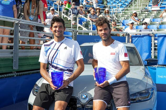 February 20, 2022, Delray Beach, Florida, United States: February, 20 - Delray Beach: Marcelo Arevalo(ESP) Jean-Julien Rojer(NED) pose with the Champions trophy after defeating Aleksandr Nedovyesov(KAZ) Aisam-Ul-Haq Qureshi(PAK) 62 67(5) 10-4 during the 2022 Delray Beach Open by Vitacost Doubles Championship. Delray Beach United States - ZUMApa3_ 0151547877st Copyright: xAndrewxPatronx