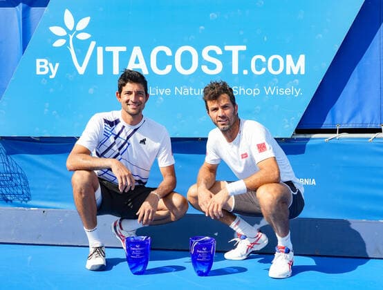 February 20, 2022, Delray Beach, Florida, United States: February, 20 - Delray Beach: Marcelo Arevalo(ESP) Jean-Julien Rojer(NED) pose with the Champions trophy after defeating Aleksandr Nedovyesov(KAZ) Aisam-Ul-Haq Qureshi(PAK) 62 67(5) 10-4 during the 2022 Delray Beach Open by Vitacost Doubles Championship. Delray Beach United States - ZUMApa3_ 0151547878st Copyright: xAndrewxPatronx