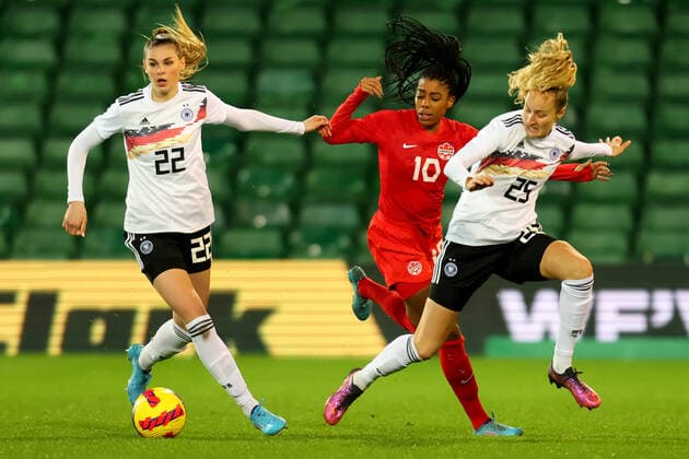 Sport Bilder des Tages 20th February 2022 ; Carrow Road, Norwich, Norforlk, England; Arnold Clark Womens International football Canada versus Germany: Ashley Lawrence of Canada is challenged by Jule Brand and Fabienne Dongus of Germany  ActionPlus12366172 ShaunxBrooks