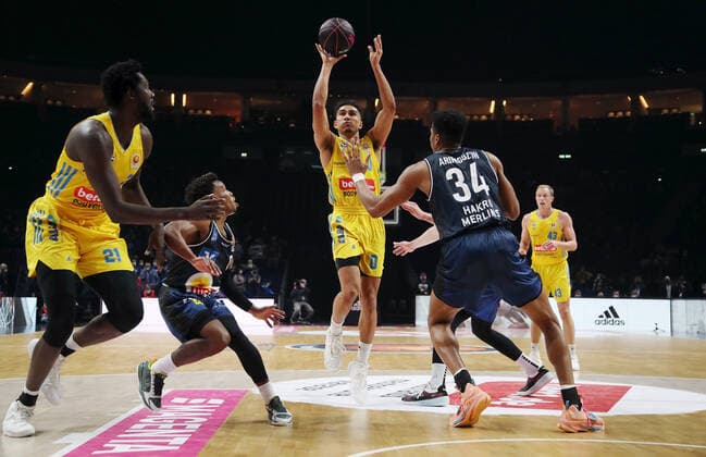 Christ Koumadje, TJ Shorts II, Maodo Lo, Richmond Aririguzoh, Luke Sikma Aktion Spielszene Zweikampf Basketball BBL Pokal Top Four Herren Finale Saison 2021 2022 20.02.2022 Alba Berlin vs. HAKRO Merlins Crailsheim
