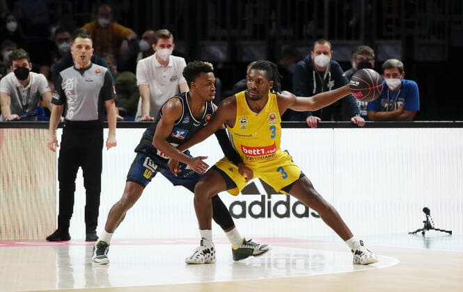 TJ Shorts II, Jaleen Smith Aktion Spielszene Zweikampf Basketball BBL Pokal Top Four Herren Finale Saison 2021 2022 20.02.2022 Alba Berlin vs. HAKRO Merlins Crailsheim