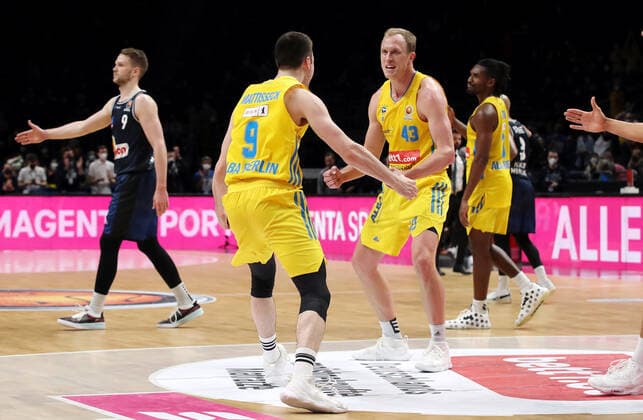 Pokalsieger Jonas Mattissek, Luke Sikma jubelnd Freude Emotion Jubel nach Spielende Basketball BBL Pokal Top Four Herren Finale Saison 2021 2022 20.02.2022 Alba Berlin vs. HAKRO Merlins Crailsheim