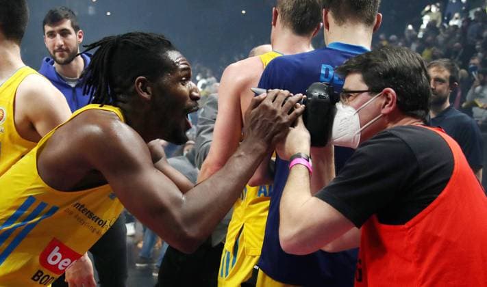 Pokalsieger Jaleen Smith jubelt in die Kamera eines Fotografen Freude Emotion Jubel nach Spielende Basketball BBL Pokal Top Four Herren Finale Saison 2021 2022 20.02.2022 Alba Berlin vs. HAKRO Merlins Crailsheim