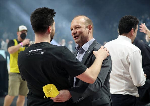 Pokalsieger Tamir Blatt, Geschäftsführer Marco Baldi jubelnd Freude Emotion Jubel nach Spielende Basketball BBL Pokal Top Four Herren Finale Saison 2021 2022 20.02.2022 Alba Berlin vs. HAKRO Merlins Crailsheim