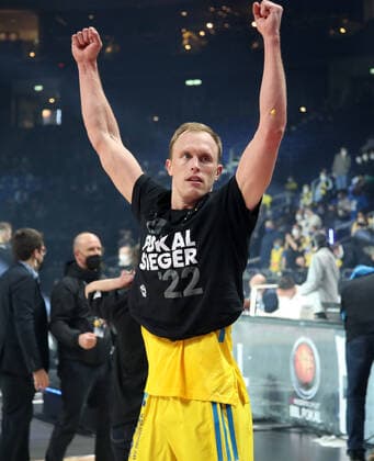 Pokalsieger Luke Sikma jubelnd Freude Emotion Jubel nach Spielende Basketball BBL Pokal Top Four Herren Finale Saison 2021 2022 20.02.2022 Alba Berlin vs. HAKRO Merlins Crailsheim
