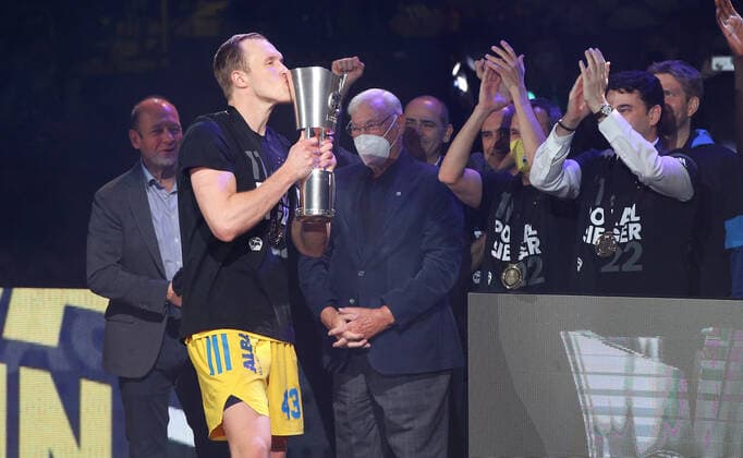Pokalsieger Geschäftsführer Marco Baldi, Luke Sikma küsst den Pokal, Dieter Hauert, Trainer Israel Gonzales Freude Emotion Jubel nach Spielende Basketball BBL Pokal Top Four Herren Finale Saison 2021 2022 20.02.2022 Alba Berlin vs. HAKRO Merlins Crailsheim