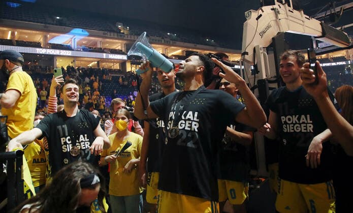 Pokalsieger Jonas Mattissek, Johannes Thiemann mit Megafon, Malte Delow feiern mit den Fans jubelnd Freude Emotion Jubel nach Spielende Basketball BBL Pokal Top Four Herren Finale Saison 2021 2022 20.02.2022 Alba Berlin vs. HAKRO Merlins Crailsheim