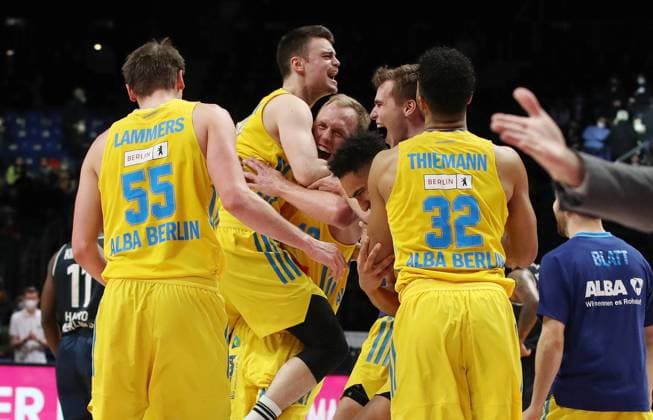 Bilder des Jahres 2022, Sport 02 Februar Sport Themen der Woche KW 07 Sport Bilder des Tages Pokalsieger Ben Lammers, Jonas Mattissek, Luke Sikma, Malte Delow, Johannes Thiemann, Tamir Blatt jubelnd Freude Emotion Jubel nach Spielende Basketball BBL Pokal Top Four Herren Finale Saison 2021 2022 20.02.2022 Alba Berlin vs. HAKRO Merlins Crailsheim *** Cup winners Ben Lammers, Jonas Mattissek, Luke Sikma, Malte Delow, Johannes Thiemann, Tamir Blatt jubilant joy emotion jubilation after the end of the game Sports Basketball BBL Cup Top Four mens final season 2021 2022 20 02 2022 Alba Berlin vs HAKRO Merlins Crailsheim