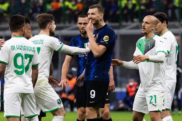 Bilder des Jahres 2022, Sport 02 Februar Sport Themen der Woche KW 07 Sport Bilder des Tages Edin Dzeko of FC Internazionale and Georgios Kyriakopoulos of US Sassuolo argue during the Serie A match between FC Internazionale and US Sassuolo at Giuseppe Meazza Stadium on February 20, 2022 in Milan, Italy.  Copyright: xClaudiaxGrecox xIPAx xx 0