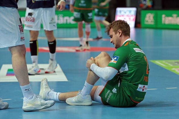 Bilder des Jahres 2022, Sport 02 Februar Sport Themen der Woche KW 07 Sport Bilder des Tages 20.02.2022, xovx, Handball Bundesliga, HBL, HSG Wetzlar - Handball Verein Hamburg Alexander Feld (HSG Wetzlar) verletzt sich schwer am Knie. Wetzlar Buderus-Arena Wetzlar Hessen Deutschland (DE) *** 20 02 2022, xovx, Handball Bundesliga, HBL, HSG Wetzlar Handball Sport Verein Hamburg Alexander Feld HSG Wetzlar badly injured knee Wetzlar Buderus Arena Wetzlar Hesse Germany EN