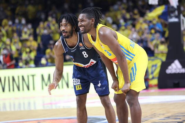 DEU, TOP4, Pokal, ALBA vs. Crailsheim, 20.02.2022, Mercedes-Benz-Arena, Berlin, DEU, TOP4, Pokal, ALBA vs. Crailsheim, im Bild Jaleen Smith (ALBA Berlin 3), Terrell Harris (Crailsheim 8)