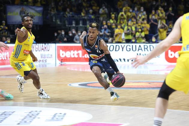 DEU, TOP4, Pokal, ALBA vs. Crailsheim, 20.02.2022, Mercedes-Benz-Arena, Berlin, DEU, TOP4, Pokal, ALBA vs. Crailsheim, im Bild T.J. Shorts (Crailsheim 0)