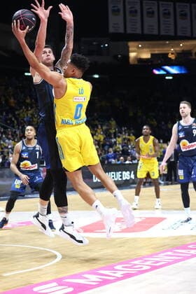DEU, TOP4, Pokal, ALBA vs. Crailsheim, 20.02.2022, Mercedes-Benz-Arena, Berlin, DEU, TOP4, Pokal, ALBA vs. Crailsheim, im Bild Maodo Lo (ALBA Berlin 0), Lammers (ALBA Berlin 55), Bogdan Radosavljevic (Crailsheim 15)