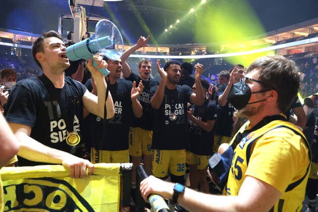DEU, TOP4, Pokal, ALBA vs. Crailsheim, 20.02.2022, Mercedes-Benz-Arena, Berlin, DEU, TOP4, Pokal, ALBA vs. Crailsheim, im Bild ALBA-Fans, Jonas Mattisseck (ALBA Berlin 9) Johannes Thiemann (ALBA Berlin 32)