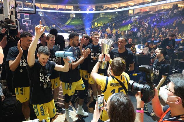 DEU, TOP4, Pokal, ALBA vs. Crailsheim, 20.02.2022, Mercedes-Benz-Arena, Berlin, DEU, TOP4, Pokal, ALBA vs. Crailsheim, im Bild Jonas Mattisseck (ALBA Berlin 9), Louis Olinde (ALBA Berlin 19), Tamir Blatt (ALBA Berlin 45) mit dem Pokal, ALBA-Spielerkreis, ALBA-Fans
