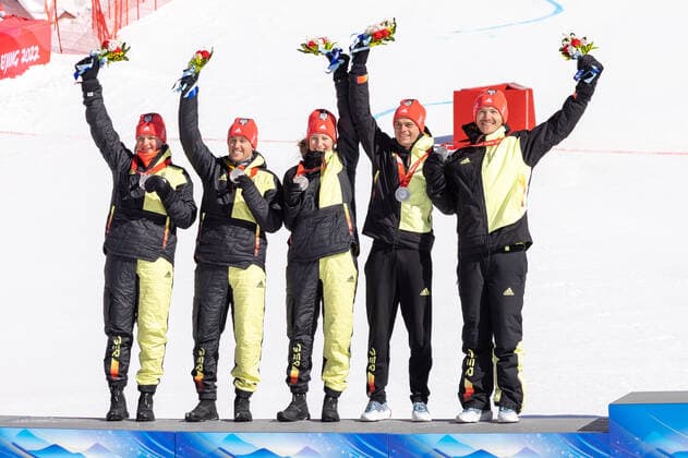 CHN, Olympische Winterspiele, Peking 2022 20.02.2022, National Alpine Ski Centre, Yanqing, CHN, Olympische Winterspiele, Peking 2022, Ski Alpin, Mixed Team Parallelslalom, Medaillen Zeremonie, im Bild Silbermedaillengewinner Team Deutschland mit Emma Aicher, Lena Duerr, Julian Rauchfuss, Alexander Schmid, Linus Strasser, Silver medalist team Germany with Emma Aicher Lena Duerr Julian Rauchfuss Alexander Schmid Linus Strasser during the Medal Award Ceremony of Mixed Team Parallelslalom for the Winter Olympic Games, Olympische Spiele, Olympia, OS Beijing 2022. National Alpine Ski Centre in Yanqing, China on 2022 02 20. Yanqing China National Alpine Ski Centre *** CHN, Winter Olympic Games, Beijing 2022 20 02 2022, National Alpine Ski Centre, Yanqing, CHN, Winter Olympic Games, Beijing 2022, Alpine Skiing, Mixed Team Parallel Slalom, Medal Ceremony, in the picture Silver medalist team Germany with Emma Aicher, Lena Duerr, Julian Rauchfuss, Alexander Schmid, Linus Strasser, Silver medalist team Germany with Emma Aicher Lena Duerr Julian Rauchfuss Alexander Schmid Linus Strasser during the Medal Award Ceremony of Mixed Team Parallel Slalom for the Winter Olympic Games Beijing 2022 National Alpine Ski Centre in Yanqing, China on 2022 02 20 Yanqing China National Alpine Ski Centre