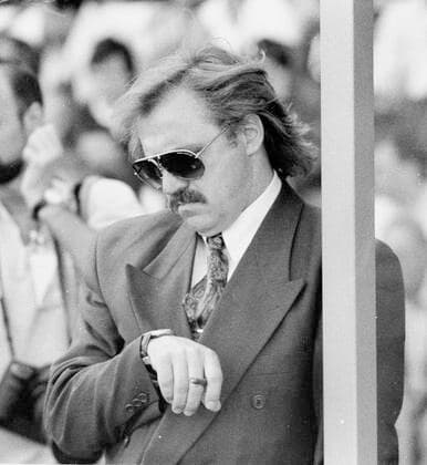 Hansa Rostock - Eintracht Frankfurt 2:1 16.05.1992 Trainer Dragoslav Stepanovic schaut auf die Uhr mit Zigarre und Sonnenbrille