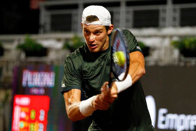 Tenis, Nicolas Jarry vs Thiago Monteiro El tenista Nicolas Jarry de Chile regresa la bola de Thiago Monteiro de Brasil por el ATP, Tennis Herren 250 de Santiago 2022 en el Club San Carlos de Apoquindo en Santiago, Chile. 21 02 2022 Felipe Zanca Photosport Tennis, Nicolas Jarry vs Thiago Monteiro The tennis player Nicolas Jarry of Chile return the ball of Thiago Monteiro of Brasil in the match for the ATP 250 Santiago 2022 at the Club San Carlos de Apoquindo in Santiago, Chile. 21 02 2022 Felipe Zanca Photosport Nicolas Jarry vs Thiago Monteiro ATP 250 Santiago 2022