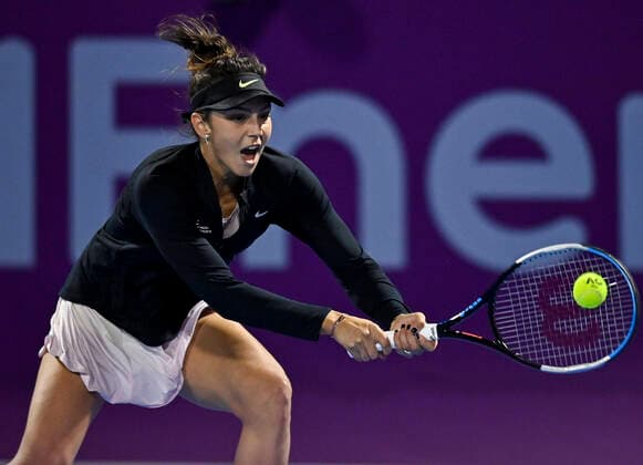 (220222) -- DOHA, Feb. 22, 2022 -- Jaqueline Cristian of Romania hits a return during the first round of WTA, Tennis Damen Qatar Open tennis tournament match against Elena Rybakina of Kazakistan at the Khalifa International Tennis Complex in Doha, capital of Qatar, on Feb. 21, 2022. (Photo by Xinhua) (SP)QATAR-DOHA-TENNIS-WTA QATAR OPEN Nikku 