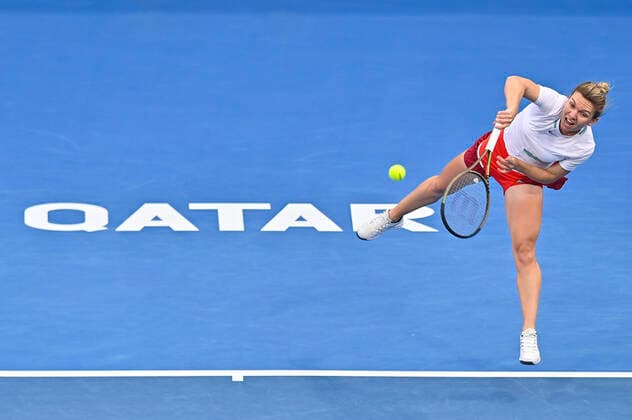 (220222) -- DOHA, Feb. 22, 2022 -- Simona Halep of Romania hits a return during the first round of WTA, Tennis Damen Qatar Open tennis tournament match against Caroline Garcia of France at the Khalifa International Tennis Complex in Doha, capital of Qatar, on Feb. 21, 2022. (Photo by Nikku Xinhua) (SP)QATAR-DOHA-TENNIS-WTA QATAR OPEN yangyuanyong 
