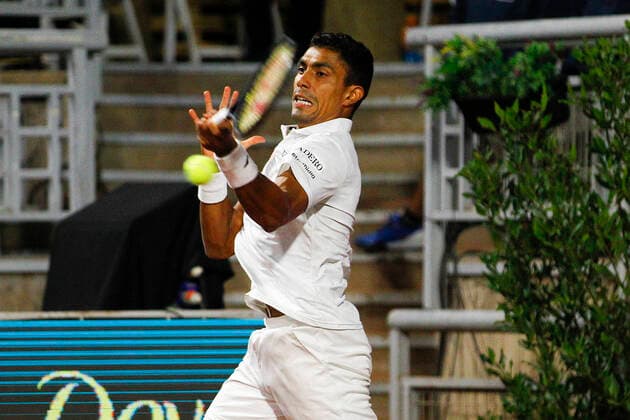 Tenis, Nicolas Jarry vs Thiago Monteiro El tenista Thiago Monteiro de Brasil regresa la bola de Nicolas Jarry de Chile por el ATP, Tennis Herren 250 de Santiago 2022 en el Club San Carlos de Apoquindo en Santiago, Chile. 21 02 2022 Felipe Zanca Photosport Tennis, Nicolas Jarry vs Thiago Monteiro The tennis player Thiago Monteiro of Brasil return the ball of Nicolas Jarry of Chile in the match for the ATP 250 Santiago 2022 at the Club San Carlos de Apoquindo in Santiago, Chile. 21 02 2022 Felipe Zanca Photosport Nicolas Jarry vs Thiago Monteiro ATP 250 Santiago 2022