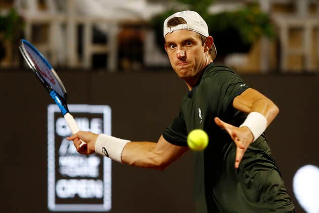 Tenis, Nicolas Jarry vs Thiago Monteiro El tenista Nicolas Jarry de Chile regresa la bola de Thiago Monteiro de Brasil por el ATP, Tennis Herren 250 de Santiago 2022 en el Club San Carlos de Apoquindo en Santiago, Chile. 21 02 2022 Felipe Zanca Photosport Tennis, Nicolas Jarry vs Thiago Monteiro The tennis player Nicolas Jarry of Chile return the ball of Thiago Monteiro of Brasil in the match for the ATP 250 Santiago 2022 at the Club San Carlos de Apoquindo in Santiago, Chile. 21 02 2022 Felipe Zanca Photosport Nicolas Jarry vs Thiago Monteiro ATP 250 Santiago 2022