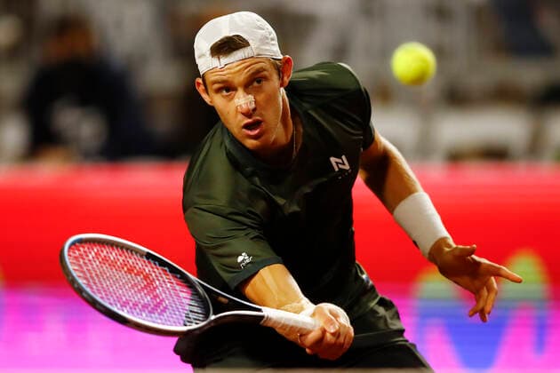Tenis, Nicolas Jarry vs Thiago Monteiro El tenista Nicolas Jarry de Chile regresa la bola de Thiago Monteiro de Brasil por el ATP, Tennis Herren 250 de Santiago 2022 en el Club San Carlos de Apoquindo en Santiago, Chile. 21 02 2022 Felipe Zanca Photosport Tennis, Nicolas Jarry vs Thiago Monteiro The tennis player Nicolas Jarry of Chile return the ball of Thiago Monteiro of Brasil in the match for the ATP 250 Santiago 2022 at the Club San Carlos de Apoquindo in Santiago, Chile. 21 02 2022 Felipe Zanca Photosport Nicolas Jarry vs Thiago Monteiro ATP 250 Santiago 2022