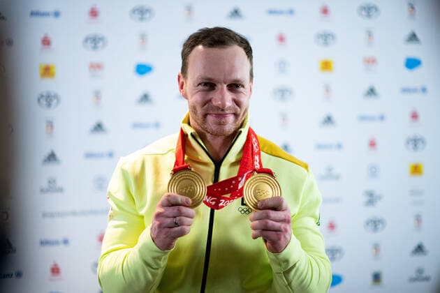 Francesco Friedrich (BSC Sachsen Oberbaerenburg) mit Gold im Zweierbob und Viererbob ist in Deutschland angekommen, GER, Empfang der Teilnehmer der Olympischen Spiele Peking 2022 am Flughafen Frankfurt, 21.02.2022 GER, Empfang der Teilnehmer der Olympischen Spiele Peking 2022 am Flughafen Frankfurt, 21.02.2022 *** Francesco Friedrich BSC Sachsen Oberbaerenburg with gold in two-man bobsleigh and four-man bobsleigh has arrived in Germany, GER, reception of the participants of the Olympic Games Beijing 2022 at Frankfurt Airport, 21 02 2022 GER, reception of the participants of the Olympic Games Beijing 2022 at Frankfurt Airport, 21 02 2022 Copyright: xEibner Memmlerx EP_MMR