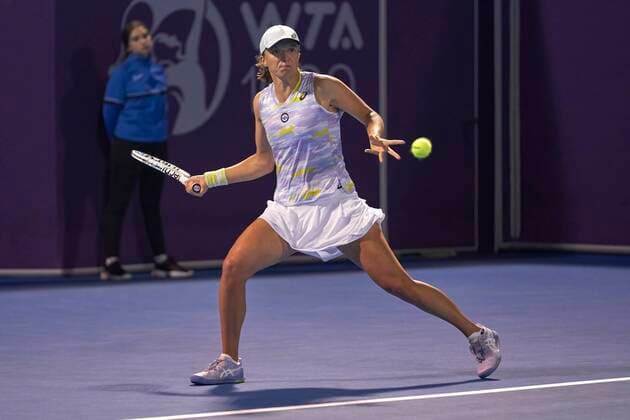 Doha, 22.02.2022 TENIS ZIEMNY KOBIET TURNIEJ WTA, Tennis Damen 1000 DOHA QATAR TOTAL ENERGIES OPEN TENNIS WOMEN TOURNAMENT WTA 1000 DOHA QATAR TOTAL ENERGIES OPEN NZ Iga Swiatek, Victoria Golubic FOT. Dominik Buszek 400mm NEWSPIX.PL --- Newspix.pl  20220222_0084