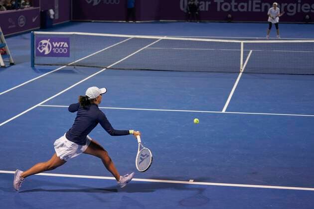 Doha, 22.02.2022 TENIS ZIEMNY KOBIET TURNIEJ WTA, Tennis Damen 1000 DOHA QATAR TOTAL ENERGIES OPEN TENNIS WOMEN TOURNAMENT WTA 1000 DOHA QATAR TOTAL ENERGIES OPEN NZ Iga Swiatek, Victoria Golubic FOT. Dominik Buszek 400mm NEWSPIX.PL --- Newspix.pl  20220222_0107