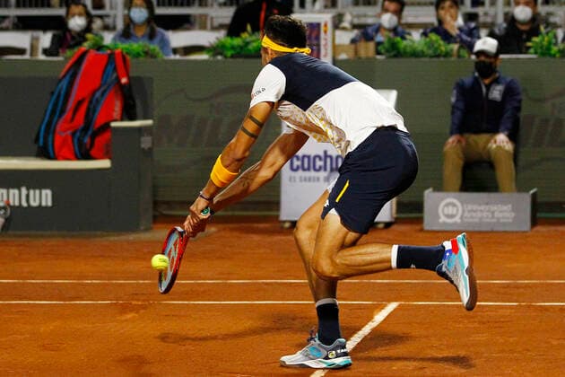 Tenis, Alejandro Tabilo vs Renzo Olivo El tenista Alejandro Tabilo de Chile regresa la bola de Renzo Olivo de Argentina por el ATP, Tennis Herren 250 de Santiago 2022 en el Club San Carlos de Apoquindo en Santiago, Chile. 22 02 2022 Felipe Zanca Photosport Tennis, Alejandro Tabil vs Renzo Olivo The tennis player Alejandro Tabilo of Chile return the ball of Renzo Olivo of Argentina in the match for the ATP 250 Santiago 2022 at the Club San Carlos de Apoquindo in Santiago, Chile. 22 02 2022 Felipe Zanca Photosport Alejandro Tabilo vs Renzo Olivo ATP 250 Santiago 2022