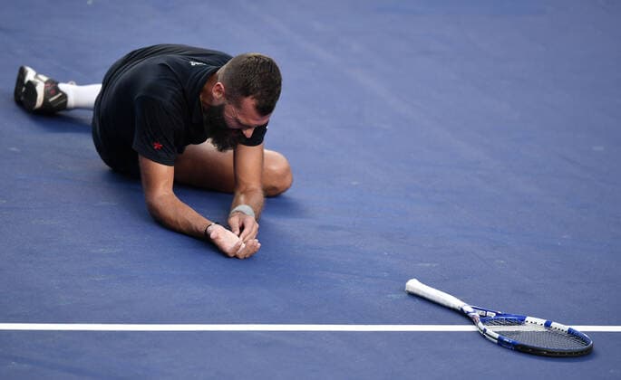 (220223) -- ACAPULCO, Feb. 23, 2022 -- Benoit Paire of France falls on ground during the men s singles first round match against Daniil Medvedev of Russia at the 2022 ATP, Tennis Herren Mexican Open tennis tournament in Acapulco, Mexico, Feb. 22, 2022. ) (SP)MEXICO-ACAPULCO-TENNIS-ATP-MEXICAN OPEN-FIRST ROUND XinxYuewei 