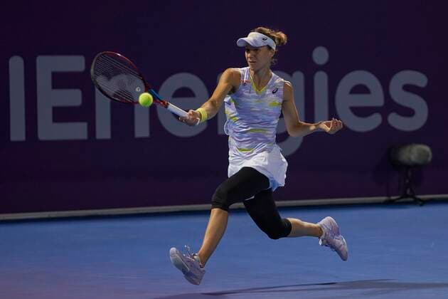 Doha, 22.02.2022 TENIS ZIEMNY KOBIET TURNIEJ WTA, Tennis Damen 1000 DOHA QATAR TOTAL ENERGIES OPEN TENNIS WOMEN TOURNAMENT WTA 1000 DOHA QATAR TOTAL ENERGIES OPEN NZ Iga Swiatek, Victoria Golubic FOT. Dominik Buszek 400mm NEWSPIX.PL --- Newspix.pl  20220222_0098.JPEG