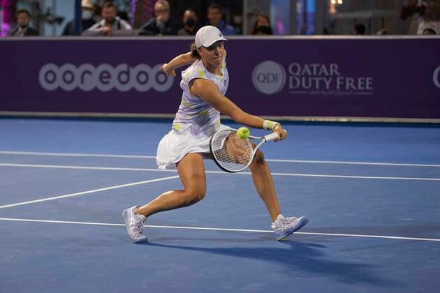 Doha, 22.02.2022 TENIS ZIEMNY KOBIET TURNIEJ WTA, Tennis Damen 1000 DOHA QATAR TOTAL ENERGIES OPEN TENNIS WOMEN TOURNAMENT WTA 1000 DOHA QATAR TOTAL ENERGIES OPEN NZ Iga Swiatek, Victoria Golubic FOT. Dominik Buszek 400mm NEWSPIX.PL --- Newspix.pl  20220222_0085.JPEG