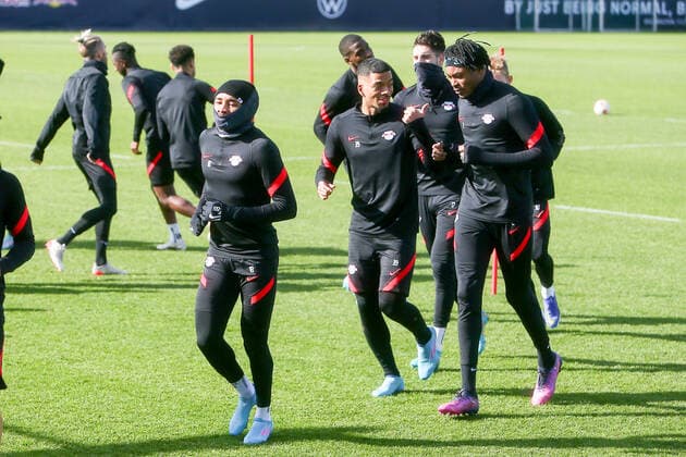 RB Leipzig - Training 23.02.2022 Leipzig, 23.02.2022, RB Leipzig Trainingszentrum, Fussball, 1. Bundesliga , RB Leipzig - Abschlusstraining vor dem UEFA Europa League Spiel gegen Real Sociedad San Sebastian , Im Bild v.l.: Christopher Nkunku, Benjamin Henrichs und Mohamed Simakan ,