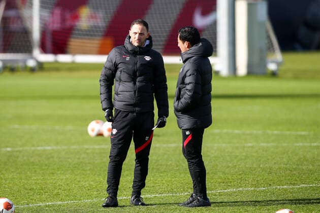 RB Leipzig - Training 23.02.2022 Leipzig, 23.02.2022, RB Leipzig Trainingszentrum, Fussball, 1. Bundesliga , RB Leipzig - Abschlusstraining vor dem UEFA Europa League Spiel gegen Real Sociedad San Sebastian , Im Bild v.l.: Trainer Domenico Tedesco und Mauricio Sanchez ( Integrationsbeauftragter) ,