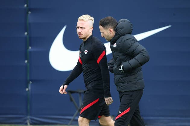 RB Leipzig - Training 23.02.2022 Leipzig, 23.02.2022, RB Leipzig Trainingszentrum, Fussball, 1. Bundesliga , RB Leipzig - Abschlusstraining vor dem UEFA Europa League Spiel gegen Real Sociedad San Sebastian , Im Bild v.l.: Angelino Angelino und Trainer Domenico Tedesco ,